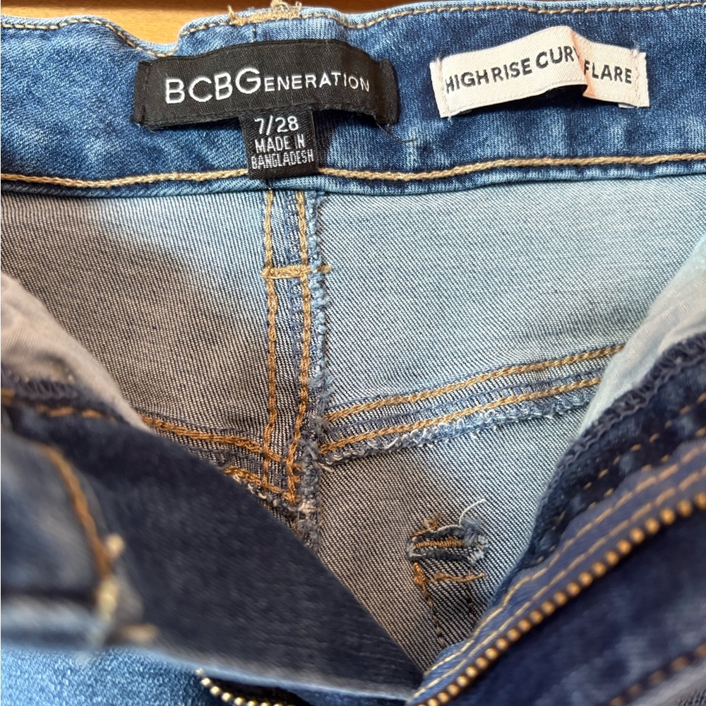 BCBGeneration NWOT Blue Flare Jeans, High Rise Curvy. 5 pockets.Size 7/28 - Picture 3 of 8